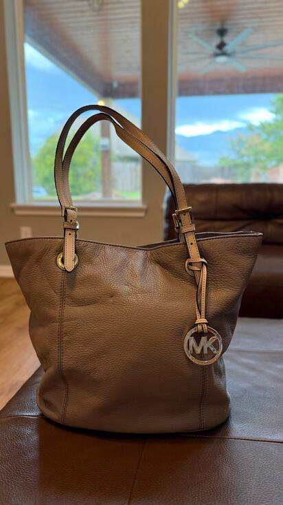 Michael Kors Handbags - Michael Kors Jet Set Cream Pebbled Leather Tote Bag Gold Hardware